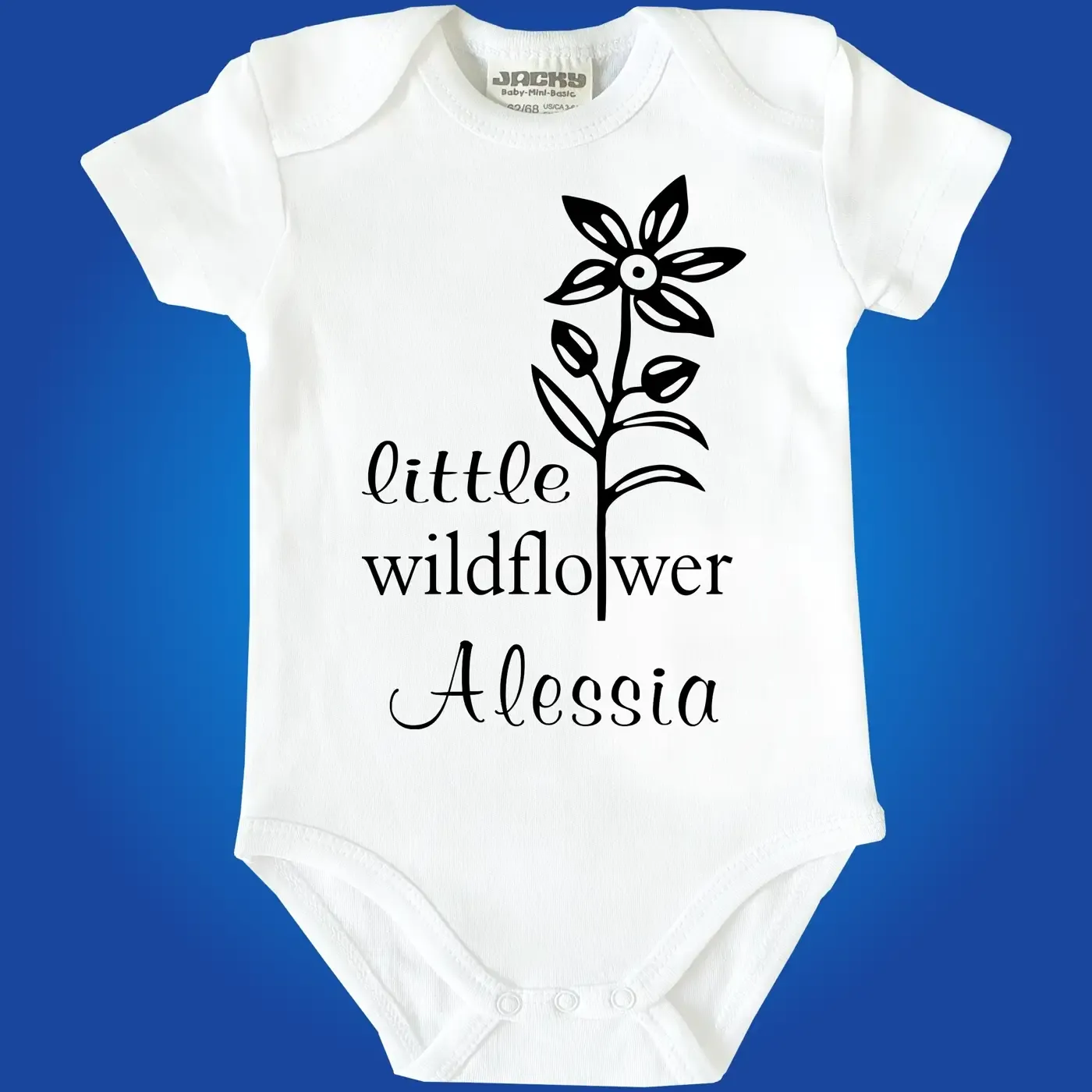 Baby‑Body mit Wildblume und „wildflower“-Schriftzug
